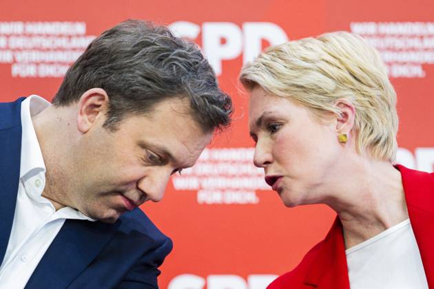 Bilder des Jahres 2025, News 04 April News Themen der Woche KW16 News Bilder des Tages 14.04.2025 - Dialogkonferenz der SPD-Parteispitze in Hannover vor dem Start des SPD-Mitgliedervotums über den ausgehandelten Koalitionsvertrag der SPD mit CDU und CSU. Im Bild: Lars Klingbeil (Parteivorsitzender), Manuela Schwesig (Ministerpräsidentin Mecklenburg-Vorpommern). , Hannover Niedersachsen Deutschland Karriere-Campus