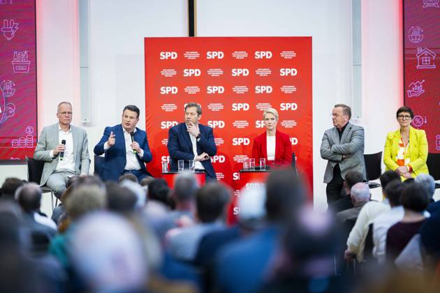Bilder des Jahres 2025, News 04 April News Bilder des Tages 14.04.2025 - Dialogkonferenz der SPD-Parteispitze in Hannover vor dem Start des SPD-Mitgliedervotums über den ausgehandelten Koalitionsvertrag der SPD mit CDU und CSU. Im Bild (L-R): Matthias Miersch (Generalsekretär), Hubertus Heil (Arbeitsminister), Lars Klingbeil (Parteivorsitzender), Manuela Schwesig (Ministerpräsidentin Mecklenburg-Vorpommern), Boris Pistorius (Verteidigungsminister), Saskia Esken (Parteivorsitzende). , Hannover Niedersachsen Deutschland Karriere-Campus