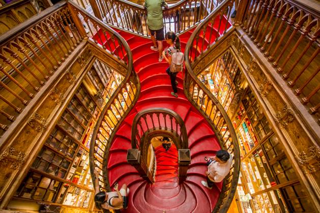 Ornate staircase in the Lello Bookshop (Livraria Lello) or Harry Potter s bookstore, Porto, Portugal. (Editorial Use Only)  Copyright: xMichaelxDeFreitasx x EU23 MDE0095
