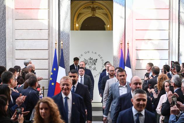 Emmanuel Macron awards those involved in Notre Dame de Paris Cathedral restorations - FA Citizens involved in the restorations of Notre-Dame de Paris Cathedral arrive for their awarding ceremony at the Elysee Palace in Paris on April 15, 2025. Photo by Firas Abdullah ABACAPRESS.COM Paris Ile-de-France France  Copyright: xAbdullahxFiras ABACAx