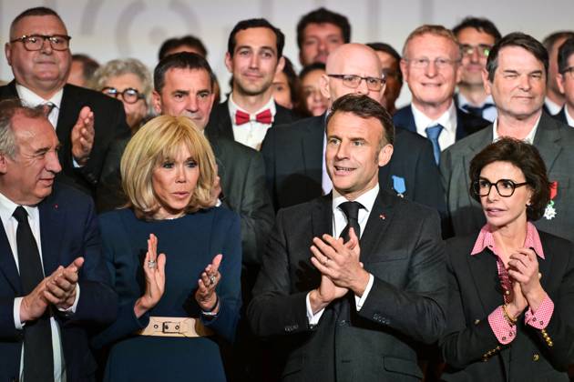 Emmanuel Macron awards those involved in Notre Dame de Paris Cathedral restorations - FA French President Emmanuel Macron poses for a photo with his wife Brigitte Macron after awarding those involved in the restorations of Notre-Dame de Paris Cathedral at the Elysee Palace in Paris on April 15, 2025. Photo by Firas Abdullah ABACAPRESS.COM Paris Ile-de-France France  Copyright: xAbdullahxFiras ABACAx