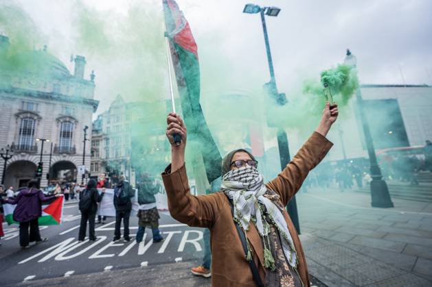 Bilder des Jahres 2025, News 04 April News Themen der Woche KW16 News Bilder des Tages April 15, 2025, London, United Kingdom: A pro-Palestinian protestor holds aloft a green flare whilst stopping traffic in Piccadilly Circus, during the demonstration. Youth Demand, once again initiated a series of swarming roadblocks, around 50 activists blocked traffic and caused major disruption in various locations across Central London. This is the latest action of their month-long campaign, demanding a complete trade embargo on Israel. London United Kingdom - ZUMAs197 20250415_aaa_s197_047 Copyright: xLabxMox