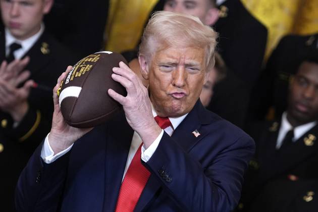 Bilder des Jahres 2025, News 04 April News Themen der Woche KW16 News Bilder des Tages President Donald Trump holds a ceremonial football during the Commander-in-Chief Trophy Presentation to the Navy Midshipmen, the United States Naval Academy, in the East Room at the White House in Washington on Tuesday, April 15, 2025.  WASP202504151522 YurixGripas