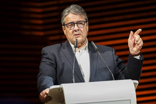 25.03.2025 Weimar: Der ehemalige Vizekanzler Sigmar Gabriel (SPD) spricht beim gemeinsamen Jahresempfang der Industrie- und Handelskammer Erfurt und der Handwerkskammer Erfurt in der Weimarhalle. Jahresempfang IHK HWK