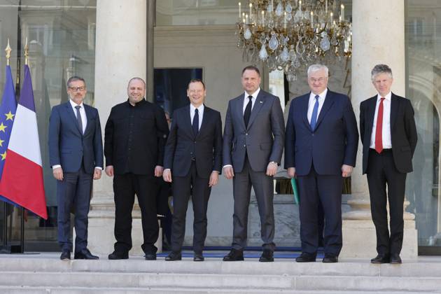 Bilder des Jahres 2025, News 04 April News Bilder des Tages French President diplomatic advisor Emmanuel Bonne welcomes US special envoy Steve Witkoff for a meeting at the Elysee presidential palace in Paris French President diplomatic advisor Emmanuel Bonne 3rd L poses with Ukraine s President chief of staff Andriy Yermak, Foreign Minister Andriy Sybiga 2nd R , Defence Minister Rustem Umerov 2nd L , UK National Security Adviser Jonathan Powell R , and Germany national security advisor Jens Plotner L , on the door steps of the Elysee presidential palace, following their meeting in Paris on April 17, 2025 US Secretary of State was in Paris today to meet French President about crafting a Ukraine ceasefire, as Washington and Europe seek common ground on ending the fighting Top Ukrainian officials were  Copyright: xLudovicxMarin Pool BestimagexLudovicxMarin Pool Bestimagex
