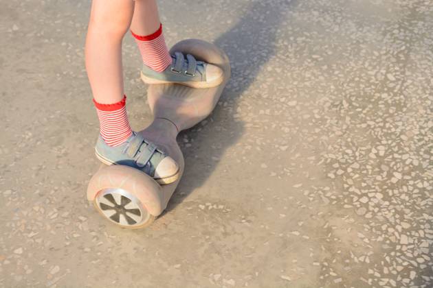 Mädchen auf einem Hoverboard Girl on a hoverboard in the amusement park (License=RF) Copyright: xZoonar.com RamilxGibadullinx 23187028