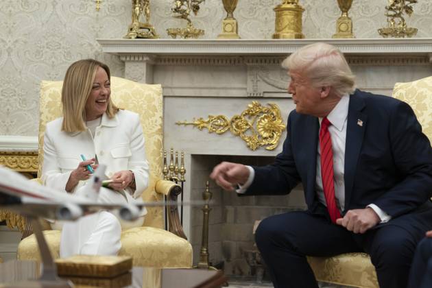 Bilder des Jahres 2025, News 04 April News Bilder des Tages April 17, 2025, Washington, District Of Columbia, USA: United States President Donald J Trump and Prime Minister Giorgia Meloni of the Italian Republic share a light moment during a photo op in the Oval Office of the White House in Washington, DC, US, on Thursday, April 17, 2025 Washington USA - ZUMAs152 20250417_faa_s152_023 Copyright: xChrisxKleponisx-xPoolxviaxCNPx