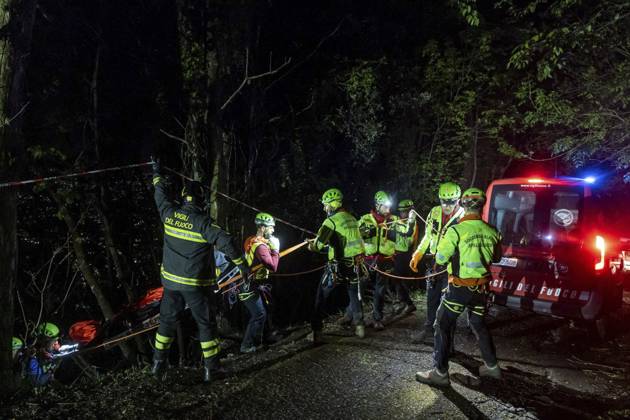 Bilder des Jahres 2025, News 04 April News Bilder des Tages News - Monte Faito Cable Car Crash Rescuers at work near the site of the Monte Faito cable car crash that claimed four lives and injured one person in critical condition, 17 April 2025. Napoli Monte Fatto Italy Copyright: xAntonioxBalascox xLiveMediax LPN_1820080