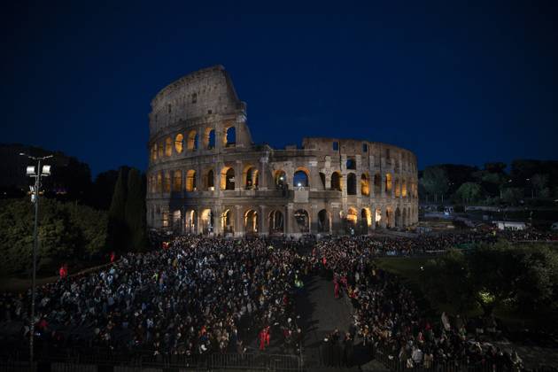 Bilder des Jahres 2025, News 04 April News Themen der Woche KW16 News Bilder des Tages April 18, 2025, Rome, ITALY: Faithful attend the Via Crucis , the Way of the Cross torchlight procession, on Good Friday in front of the landmark Colosseum, in Rome, Italy, 18 April 2025.. ANSA ANGELO CARCONI Rome ITALY  - ZUMAa110 20250418_zaf_a110_063 Copyright: xAngeloxCarconix