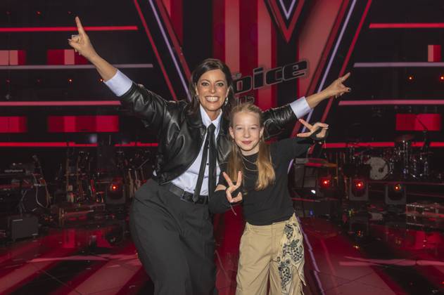 Bilder des Jahres 2025, Entertainment 04 April Entertainment Bilder des Tages Stefanie Kloß und Helena beim Photocall mit den Finalisten und Coaches der 13. Staffel der TV-Show The Voice Kids im Studio H Berlin-Adlershof. Berlin, 18.04.2025