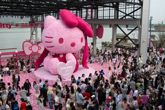 Bilder des Jahres 2025, Entertainment 04 April Entertainment Themen der Woche KW16 Entertainment Bilder des Tages Daily Life In West Bund In Shanghai People visit the giant Hello Kitty at West Bund in Shanghai, China, on April 19, 2025. Shanghai China  Copyright: xYingxTangx originalFilename: tang-notitle250419_nphzq.jpg