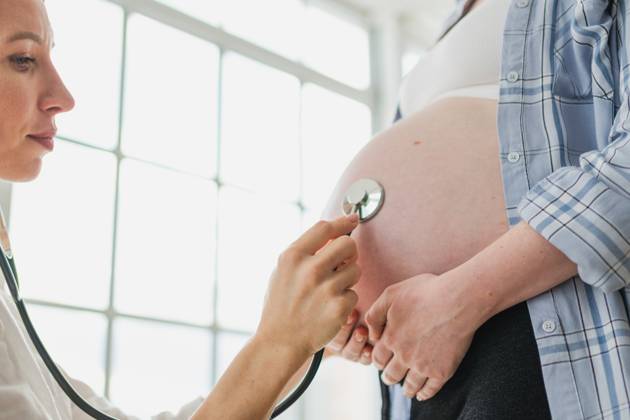 Arzt untersucht schwangere Frau hält Stethoskop in der Nähe von großen Bauch hören Baby Herzschlag. Gynäkologe Arzt Beratung Patientin über Schwangerschaft im Krankenhaus Büro. Besuch beim Arzt medizinischen Checkup. Arzt untersucht schwangere Frau hält Stethoskop in der Nähe von großen Bauch hören Baby Herzschlag. Gynäkologe Arzt Beratung Patientin über Schwangerschaft im Krankenhaus Büro. Besuch beim Arzt medizinischen Checkup. (License=RF) ,model released, Symbolfoto Copyright: xZoonar.com IuliiaxZavalishinax 23236583 ,model released, Symbolfoto ,property released