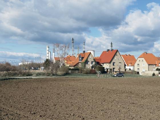 Wohnhäuser in unmittelbarer Umgebung des Chemiestandortes Leuna, 01.04.2025 Leuna Sachsen-Anhalt Deutschland