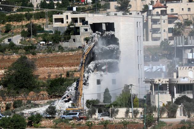 Bilder des Jahres 2025, News 04 April News Themen der Woche KW17 News Bilder des Tages Israeli forces demolish a Palestinian-owned building that it was allegedly unauthorized in Beit Emir Israeli forces demolish a Palestinian-owned building that it was allegedly unauthorized in Beit Emir town during a raid in Hebron, West Bank on April 21, 2025.. Photo by Mamoun Wazwaz apaimages Hebron West Bank Palestinian Territory 210425_Hebron_MW_00(7) Copyright: xapaimagesxMamounxWazwazx xapaimagesx