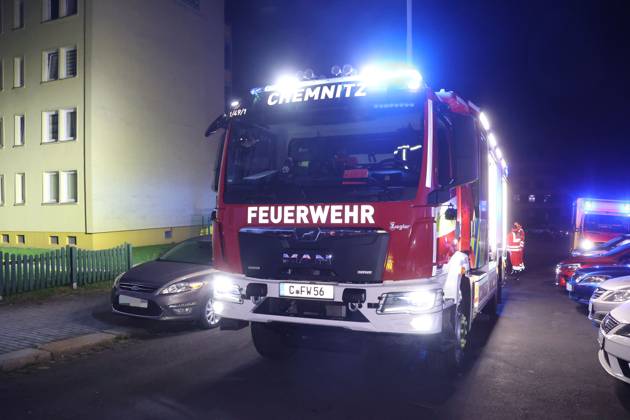 Wohnungsbrand 20.04.2025, Chemnitz OT Bernsdorf, Altenhainer Str., Sonntagmorgen wurden gegen 03:30 Feuerwehr, Rettungsdienst und Polizei auf die Altenhainer Str. gerufen. Dort war im Bad einer Wohnung im Ersten Obergeschoss Dämmwolle in einem Versorgungsschacht in Brand geraten. DIe Feuerwehr konnte den Brand schnell löschen. Vorort wurden 4 Kinder und 3 Erwachsene welche in der Wohnung befindlich waren mit Verdacht auf Rauchgasintoxiaktion behandelt. Ebenso wurde eine Frau Vorläufig festgenommen. Die 4 Kinder wurden dem Jugendamt übergeben. Ob es sich nun tatsächlich um schwere Brandstiftung handelt ermittelt die Polizei. Weitere Infos PD-Chemnitz Erz Chemnitz Sachsen Deutschland