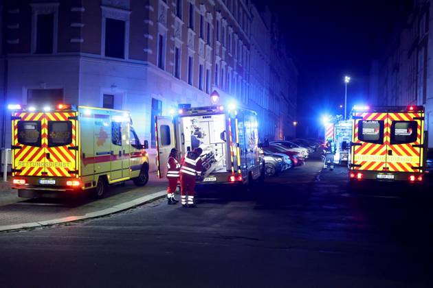 Wohnungsbrand 20.04.2025, Chemnitz OT Bernsdorf, Altenhainer Str., Sonntagmorgen wurden gegen 03:30 Feuerwehr, Rettungsdienst und Polizei auf die Altenhainer Str. gerufen. Dort war im Bad einer Wohnung im Ersten Obergeschoss Dämmwolle in einem Versorgungsschacht in Brand geraten. DIe Feuerwehr konnte den Brand schnell löschen. Vorort wurden 4 Kinder und 3 Erwachsene welche in der Wohnung befindlich waren mit Verdacht auf Rauchgasintoxiaktion behandelt. Ebenso wurde eine Frau Vorläufig festgenommen. Die 4 Kinder wurden dem Jugendamt übergeben. Ob es sich nun tatsächlich um schwere Brandstiftung handelt ermittelt die Polizei. Weitere Infos PD-Chemnitz Erz Chemnitz Sachsen Deutschland