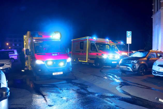 Wohnungsbrand 20.04.2025, Chemnitz OT Bernsdorf, Altenhainer Str., Sonntagmorgen wurden gegen 03:30 Feuerwehr, Rettungsdienst und Polizei auf die Altenhainer Str. gerufen. Dort war im Bad einer Wohnung im Ersten Obergeschoss Dämmwolle in einem Versorgungsschacht in Brand geraten. DIe Feuerwehr konnte den Brand schnell löschen. Vorort wurden 4 Kinder und 3 Erwachsene welche in der Wohnung befindlich waren mit Verdacht auf Rauchgasintoxiaktion behandelt. Ebenso wurde eine Frau Vorläufig festgenommen. Die 4 Kinder wurden dem Jugendamt übergeben. Ob es sich nun tatsächlich um schwere Brandstiftung handelt ermittelt die Polizei. Weitere Infos PD-Chemnitz Erz Chemnitz Sachsen Deutschland