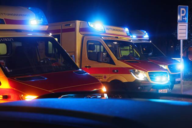 Wohnungsbrand 20.04.2025, Chemnitz OT Bernsdorf, Altenhainer Str., Sonntagmorgen wurden gegen 03:30 Feuerwehr, Rettungsdienst und Polizei auf die Altenhainer Str. gerufen. Dort war im Bad einer Wohnung im Ersten Obergeschoss Dämmwolle in einem Versorgungsschacht in Brand geraten. DIe Feuerwehr konnte den Brand schnell löschen. Vorort wurden 4 Kinder und 3 Erwachsene welche in der Wohnung befindlich waren mit Verdacht auf Rauchgasintoxiaktion behandelt. Ebenso wurde eine Frau Vorläufig festgenommen. Die 4 Kinder wurden dem Jugendamt übergeben. Ob es sich nun tatsächlich um schwere Brandstiftung handelt ermittelt die Polizei. Weitere Infos PD-Chemnitz Erz Chemnitz Sachsen Deutschland