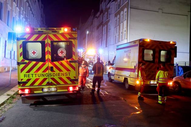 Wohnungsbrand 20.04.2025, Chemnitz OT Bernsdorf, Altenhainer Str., Sonntagmorgen wurden gegen 03:30 Feuerwehr, Rettungsdienst und Polizei auf die Altenhainer Str. gerufen. Dort war im Bad einer Wohnung im Ersten Obergeschoss Dämmwolle in einem Versorgungsschacht in Brand geraten. DIe Feuerwehr konnte den Brand schnell löschen. Vorort wurden 4 Kinder und 3 Erwachsene welche in der Wohnung befindlich waren mit Verdacht auf Rauchgasintoxiaktion behandelt. Ebenso wurde eine Frau Vorläufig festgenommen. Die 4 Kinder wurden dem Jugendamt übergeben. Ob es sich nun tatsächlich um schwere Brandstiftung handelt ermittelt die Polizei. Weitere Infos PD-Chemnitz Erz Chemnitz Sachsen Deutschland