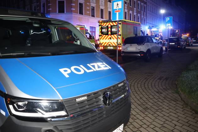 Wohnungsbrand 20.04.2025, Chemnitz OT Bernsdorf, Altenhainer Str., Sonntagmorgen wurden gegen 03:30 Feuerwehr, Rettungsdienst und Polizei auf die Altenhainer Str. gerufen. Dort war im Bad einer Wohnung im Ersten Obergeschoss Dämmwolle in einem Versorgungsschacht in Brand geraten. DIe Feuerwehr konnte den Brand schnell löschen. Vorort wurden 4 Kinder und 3 Erwachsene welche in der Wohnung befindlich waren mit Verdacht auf Rauchgasintoxiaktion behandelt. Ebenso wurde eine Frau Vorläufig festgenommen. Die 4 Kinder wurden dem Jugendamt übergeben. Ob es sich nun tatsächlich um schwere Brandstiftung handelt ermittelt die Polizei. Weitere Infos PD-Chemnitz Erz Chemnitz Sachsen Deutschland