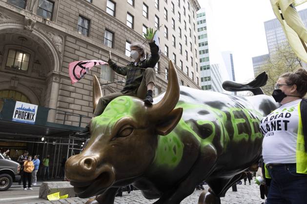 Bilder des Jahres 2025, News 04 April News Themen der Woche KW17 News Bilder des Tages April 22, 2025, New York, New York, USA: On Earth Day climate activists with Extinction Rebellion NYC write GREED and the Extinction Rebellion symbol in green on Wall Street s Charging Bull with removable chalk, hold XR flags and wear shirts that read NO 12839$ ON A DEAD PLANET. Demonstrators call for Wall Street banks to stop funding and profiting from fossil fuels that are destroying the planet. New York USA - ZUMAr174 20250422_znp_r174_006 Copyright: xGinaxMxRandazzox