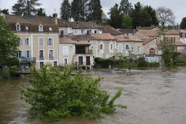 Bilder des Jahres 2025, News 04 April News Themen der Woche KW17 News Bilder des Tages Inondation dans la ville de Saint Astier, en Dordogne, dûe à fortes inondes qui font déborder la rivière ISLE, le 22 avril 2025 PHOTOPQR SUD OUEST stephane klein Stéphane Klein 22 04 2025 Inondation dans la ville de Saint Astier, en Dordogne, dûe à fortes inondes qui font déborder la rivière ISLE, le 22 avril 2025 Cars submerged, 1,100 without power Floods hit south west France April 22, 2025 France Copyright: xPHOTOPQR SUDxOUEST MAXPPPxStéphanexKleinx 20250422SDO9815 20250422SDO9815