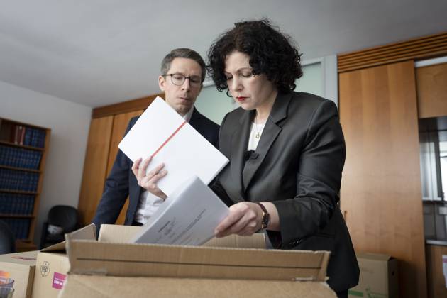Bilder des Jahres 2025, News 04 April News Themen der Woche KW17 News Bilder des Tages Bündnis Sahra Wagenknecht reicht Wahleinspruch ein Bündnis Sahra Wagenknecht, Wahleinspruch, Amira Mohamed Ali, Abgabe beim Wahlprüfungsausschuss gegen das amtliche Endergebnis der Bundestagswahl Berlin Berlin GER