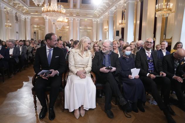 Fosse-fest pa Slottet Oslo 20250424. Nobelprisvinner Jon Fosse med historiens forste Fosseforedrag og Fosseprisen under en seremoni i den store festsal pa Slottet. Kronprinsessen deler ogsa ut den nyopprettede Fosseprisen for oversettere til tyske Hinrich Schmidt-Henkel. Foto: Heiko Junge NTB POOL Oslo Norge JwBa2brIIR0 EDITORIAL USE ONLY Ref:_BNC_POLJwBa2brIIR0.jpg Copyright: xHeikoxJungex xNTBx