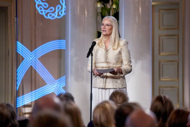 Entertainment Bilder des Tages Fosse-fest pa Slottet Oslo 20250424. Kronprinsesse Mette-Marit hedrer nobelprisvinner Jon Fosse med historiens forste Fosseforedrag og Fosseprisen under en seremoni i den store festsal pa Slottet. Kronprinsessen deler ogsa ut den nyopprettede Fosseprisen for oversettere til tyske Hinrich Schmidt-Henkel. Foto: Heiko Junge NTB Oslo Norge M130H_FIgcg EDITORIAL USE ONLY Ref:_BNC_POLM130H_FIgcg.jpg Copyright: xHeikoxJungex xNTBx