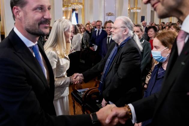 Fosse-fest pa Slottet Oslo 20250424. Kronprinsesse Mette-Marit hedrer nobelprisvinner Jon Fosse med historiens forste Fosseforedrag og Fosseprisen under en seremoni i den store festsal pa Slottet. Kronprinsessen deler ogsa ut den nyopprettede Fosseprisen for oversettere til tyske Hinrich Schmidt-Henkel. Foto: Heiko Junge NTB Oslo Norge V2mhP-436r4 EDITORIAL USE ONLY Ref:_BNC_POLV2mhP-436r4.jpg Copyright: xHeikoxJungex xNTBx