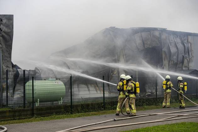 Bilder des Jahres 2025, News 04 April News Themen der Woche KW17 Großbrand im Industriegebiet von Goch ** NUR FÜR REDAKTIONELLE ZWECKE ** EDITORIAL USE ONLY **<p>Die Feuerwehr löscht am 24.4.2025 einen Großbrand in Goch. Das Technik-Center Schryvers brennt in voller Ausdehnung. Deutschland NRW Goch Copyright: ArnulfxStoffel
