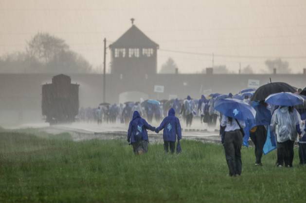 Bilder des Jahres 2025, News 04 April News Themen der Woche KW17 News Bilder des Tages Heavy Rainfall During International March Of The Living Participants walk in the stormy weather after attend the commemoration ceremony od the 37th anniversary of International March of the Living at the former Nazi-German Auschwitz Birkenau II concentration and extermination camp in Brzezinka, Poland on April 24, 2025. Due to heavy rainfall the closing ceremony was shortened. The 2025 March of the Living from Auschwitz I to Auschwitz II-Birkenau is dedicated to the 80th Anniversary of the end of World War II and the liberation of the concentration camps in Nazi-occupied Europe. The annual march is a part of educational program, which brings Jewish students from around the world to Poland, where they explore the remnants of the Holocaust.  Copyright: xBeataxZawrzelx originalFilename: zawrzel-heavyrai250424_npXKG.jpg