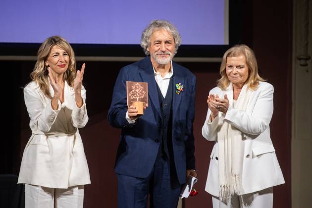 Yolanda Díaz closes the ceremony of the CEDRO Award to Manuel Rivas I D The second vice-president and minister of Labor and Social Economy, Yolanda Díaz, the writer and journalist Manuel Rivas and the academic of the RAE, Carme Riera, during the closing ceremony of the CEDRO Award, on April 25, 2025, in Madrid Spain The CEDRO Award, which this year has received the writer and journalist Manuel Rivas, is awarded on the occasion of International Intellectual Property Day, with the aim of recognizing the career of a person or institution that stands out for defending culture in general and copyright in particular 25 APRIL 2025 PRIZE AUTHOR CULTURE INTELLECTUAL PROPERTY Alejandro Martínez Vé Madrid Madrid Madrid Spain Copyright: xAlejandroxMartinezxVÃ lezx 6675661