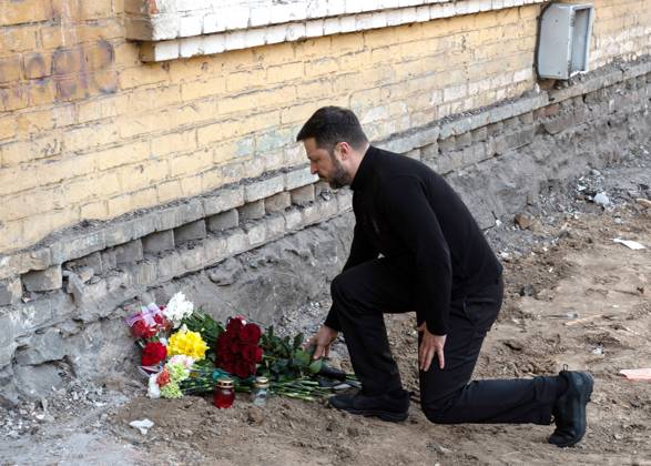 Bilder des Jahres 2025, News 04 April News Themen der Woche KW17 President of Ukraine Volodymyr Zelenskyy lays flowers as he pays tribute to 12 people killed by the Russian ballistic missile in the Sviatoshynskyi district on April 24, Kyiv, Ukraine, April 25, 2025. (Photo by Danylo Antoniuk Ukrinform) President Volodymyr Zelenskyy pays tribute to victims of April 24 Russian missile attack on Kyiv  Copyright: xDANYLOxANTONIUKx