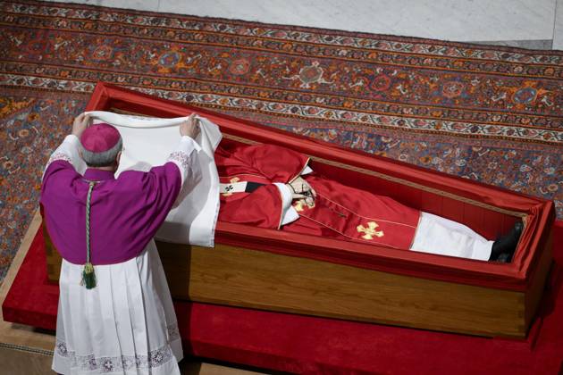Bilder des Jahres 2025, News 04 April News Themen der Woche KW17 April 25, 2025, Vatican City, VATICAN CITY: This photo taken and handout on April 25, 2025 by The Vatican Media shows the rite of the Velatio before to seal the coffin of Pope Francis on the eve of his funeral at The Vatican. ANSA VATICAN MEDIA PRESS OFFICE +++ NPK ++++ NO SALES, EDITORIAL USE ONLY Vatican City VATICAN CITY  - ZUMAa110 20250425_zaf_a110_038 Copyright: xVaticanxMediaxPressxOfficex