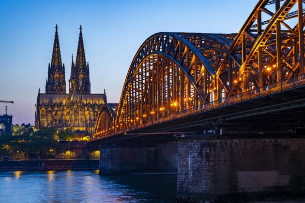 Bilder des Jahres 2025, News 04 April News Themen der Woche KW17 News Bilder des Tages Der Kölner Dom, erstrahlt seit Ostern 2025 in neuem Licht, die alten Metall-Dampf-Halogen-Lampen wurden durch übe 700 moderne LED-Lampen ersetzt, der Energieverbrauch wurde dadurch um rund vier Fünftel reduziert, die Lichtqualität erheblich verbessert und die Lichtemissionen stark reduziert, 12 KM Kabel wurden dafür neu verlegt, Hohenzollernbrücke, Eisenbahnbrücke über den Rhein, NRW, Deutschland, Kölner Dom Beleuchtung