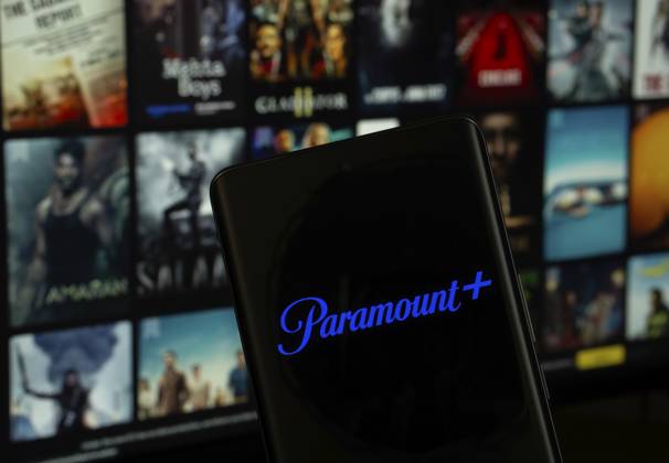 Dhaka, Bangladesch 17. März 2025: Das Logo von paramount+ wird auf dem Bildschirm eines Smartphones angezeigt, und die Website paramount+ ist auf einem Computerbildschirm im Hintergrund zu sehen Dhaka, Bangladesh - 17 March 2025: The logo of the paramount+ is displayed on a smartphone screen, and the website paramount+ is visible on a computer screen in the background Copyright: imageBROKER MojahidxMottakin iblmmo13267263.jpg