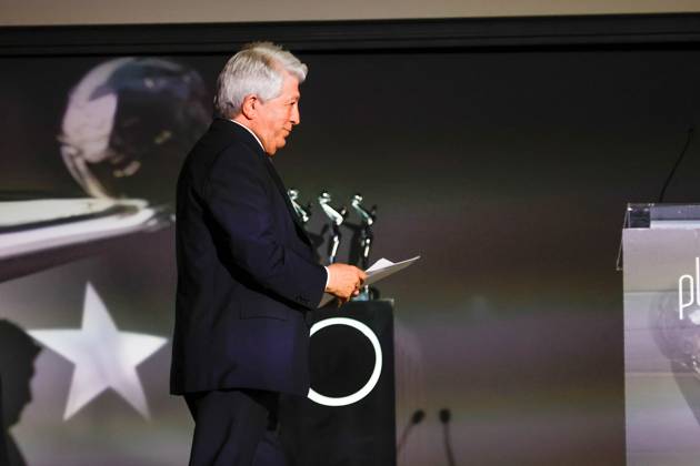 Eva Longoria receives the Platinum Award of Honor 2025 Enrique Cerezo at the presentation of the Platinum Award of Honor 2025 at the Palacio Municipal Ifema Madrid on April 26, 2025 in Madrid Spain EVA LONGORIA PLATINUM AWARD OF HONOR FAMOUS EVENT Antonio Gutié Madrid Madrid Madrid Spain  Copyright: xAntonioxGutiÃ rrezx 6676934