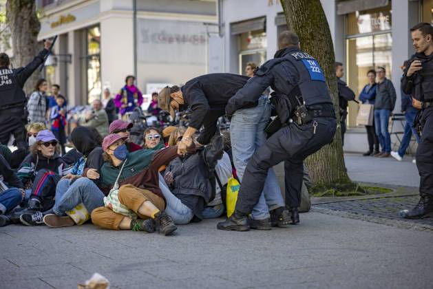 Bilder des Jahres 2025, News 04 April News Themen der Woche KW17 Demonstration Weimar am 26. April - Grossdemos Deutschland 26042025 - Polizeikraefte wollen eine Sitzblockade von Gegendemonstrierenden zu raeumen +++ Im Rahmen der sogenannten 16x16 Demonstrationen haben in 16 deutschen Bundeslaendern Menschen demonstriert, so auch in Weimar in Thueringen. Hier hatten unter anderem die Bewegungen Freies Thueringen und Freie Sachsen dazu aufgerufen Auf dem Theaterplatz traten unter anderem Redner wie der ehemalige AfD-Politiker Andre Poggenburg auf. Den angekuendigten 3000 Demonstrierenden stellte sich ein friedlicher Gegenprotest entgegen. Dieser wurde unter anderem durch das Buendnis gegen Rechts und die Kirchen getragen. Weimar Thueringen Deutschland