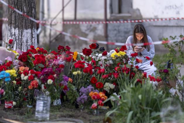 Bilder des Jahres 2025, News 04 April News Themen der Woche KW17 News Bilder des Tages People mourn the loved ones they lost with flowers, candles and plush toys at site of destruction two days after a Russian missile strike on Ukraine™s capital Kyiv on April 24 2025. Twelve people have been killed and many more injured. Kyiv Kyiv City Ukraine