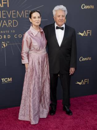 April 26, 2025, Hollywood, California, USA: Lisa Hoffman and Dustin Hoffman attends the AFI Life Achievement Award Ceremony Honoring Francis Ford Coppola. Hollywood USA - ZUMAb173 20250426_aap_b173_003 Copyright: xBillyxBennightx