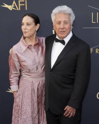 April 26, 2025, Hollywood, California, USA: Lisa Hoffman and Dustin Hoffman attends the AFI Life Achievement Award Ceremony Honoring Francis Ford Coppola. Hollywood USA - ZUMAb173 20250426_aap_b173_109 Copyright: xBillyxBennightx