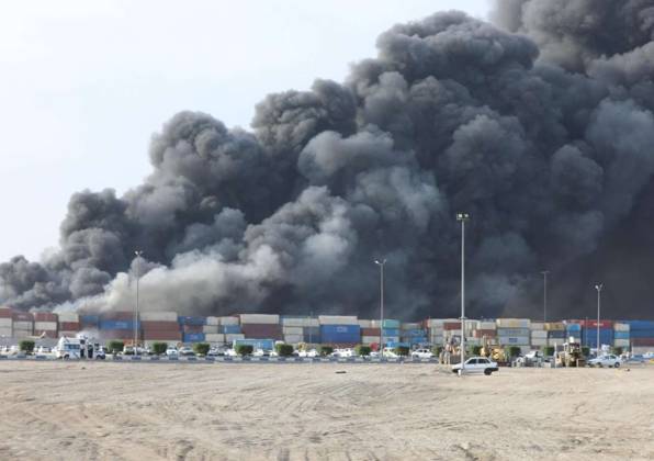 Bilder des Jahres 2025, News 04 April News Themen der Woche KW17 News Bilder des Tages (250427) -- TEHRAN, April 27, 2025 -- Smoke rises after a massive explosion rocked Shahid Rajaee Port in Bandar Abbas of Hormozgan province, Iran, April 26, 2025. At least 14 people were killed and 750 others injured on Saturday after a massive explosion rocked Shahid Rajaee Port in the city of Bandar Abbas in southern Iran s Hormozgan province, local media reported. (Mehr News Agency Handout via Xinhua) (SpotNews)IRAN-HORMOZGAN-PORT BLAST ShaxDati 
