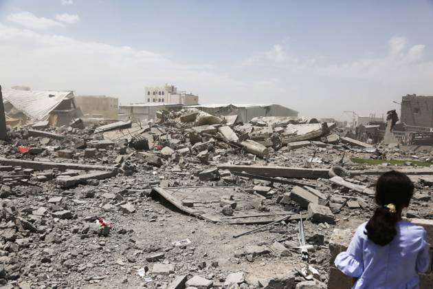 Bilder des Jahres 2025, News 04 April News Themen der Woche KW17 News Bilder des Tages (250427) -- SANAA, April 27, 2025 -- A girl looks at piles of rubble after U.S. airstrikes in Sanaa, Yemen, on April 27, 2025. U.S. airstrikes on Yemen s Houthi-held capital Sanaa overnight killed two people and wounded 10 others, Houthi-controlled health authorities said on Sunday. The strikes targeted multiple locations across Sanaa, the authorities said, adding that two women and three children were among the injured. All the wounded were taken to local hospitals for treatment. (Photo by Xinhua) YEMEN-SANAA-U.S. AIRSTRIKES-AFTERMATH Mohammed 