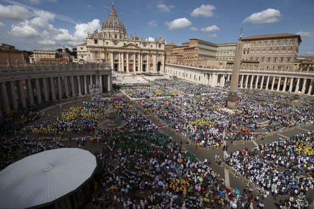 Bilder des Jahres 2025, News 04 April News Themen der Woche KW17 News Bilder des Tages ITALY - MASS PRESIDED BY VATICAN SEGRETARY OF STATE CARDINAL PIETRO PAROLIN AT THE VATICAN - 2025 4 27 Italy, Rome,Vatican 2025 4 27 mass presided by Vatican Secretary of State, Cardinal Pietro Parolin, on the second of nine days of mourning for late Pope Francis, in St. Peter s Square, at the Vatican. . EDITORIAL USE ONLY - NO BOOKS Copyright: xALESSIAxGIULIANIx