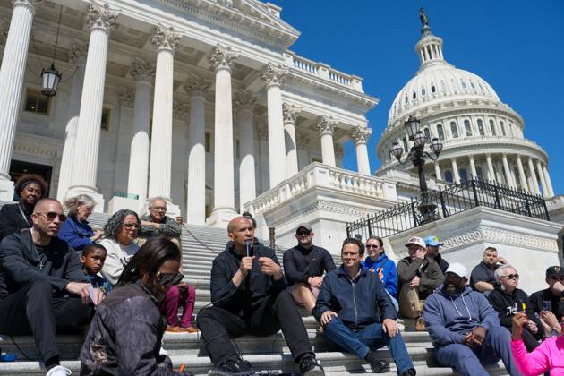 Bilder des Jahres 2025, News 04 April News Themen der Woche KW17 News Bilder des Tages April 27, 2025, Washington, District of Columbia, USA: Senator Cory Booker (D-NJ) and House Minority Leader Hakeem Jeffries (D-NY) lead a sit-in on the steps of the House of Representatives to protest against the Trump administration. Washington USA - ZUMAl312 20250427_znp_l312_003 Copyright: xAndrewxLeydenx