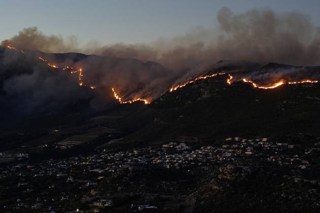 Bilder des Jahres 2025, News 04 April News Themen der Woche KW17 News Bilder des Tages S?dafrika, Brand im Tafelberg-Nationalpark in Kapstadt Fire in Cape Town, South Africa A fire stretches across the Table Mountain National Park above Noordhoek, Cape Town, South Africa, on April 27, 2025. Fire fighters battled an extensive blaze that spread rapidly across the mountainous regions of Cape Town skirting suburbs but destroying large areas of Fynbos vegetation, flora and fauna in the reserve. Cape Town South Africa Copyright: xMatrixxImagesx xNicxBothmax 