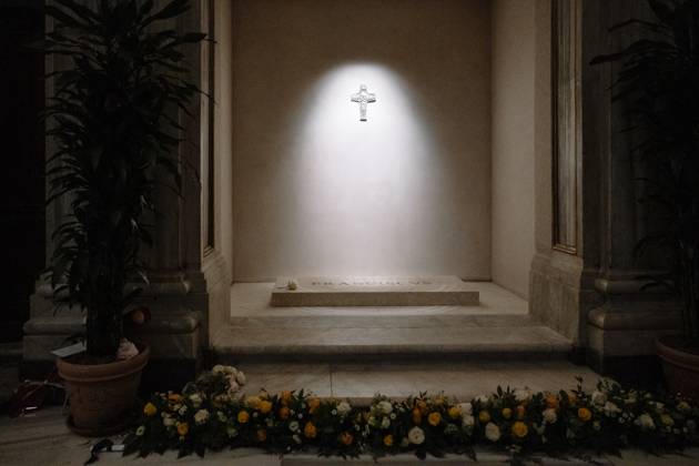 Bilder des Jahres 2025, News 04 April News Themen der Woche KW17 April 27, 2025, Rome, Vatican, Rome, Italy: Pope Francis grave. People pay a tribute to the grave of Pope Francis in St. Maria Maggiore after the funeral celebratef on 26 of April 2025. Rome, Vatican Italy - ZUMAf172 20250427_zip_f172_019 Copyright: xValeriaxFerrarox