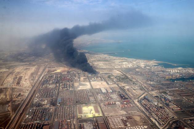 Bilder des Jahres 2025, News 04 April News Themen der Woche KW18 News Bilder des Tages April 28, 2025, Bandar Abbas, Hormozgan, Iran: Thick smoke billows from the site of an explosion at the Shahid Rajaee port dock in Bandar Abbas, Hormozgan province, Iran. President Pezeshkian visited the site on Sunday following the massive explosion, which resulted in the deaths of 28 people and left over 1,000 others injured. Fires continued to burn for more than 24 hours after the blast. Authorities have not yet announced the cause of the explosion. Bandar Abbas Iran - ZUMAi98_ 20250428_zih_i98_001 Copyright: xIranianxPresidencyx