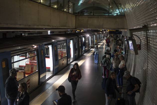Bilder des Jahres 2025, News 04 April News Themen der Woche KW18 News Bilder des Tages General Electricity Blackout In Portugal People get out of subway cars at Baixo-Chiado station after the blackout that occurs in the morning on April 28, 2025. A major blackout occurs on Monday morning, April 28, 2025, in Portugal, Spain, and parts of France, paralyzing services and communications throughout the country. Lisboa Lisboa Portugal  Copyright: xAndersonxCoelhox originalFilename: coelho-notitle250428_npdV2.jpg